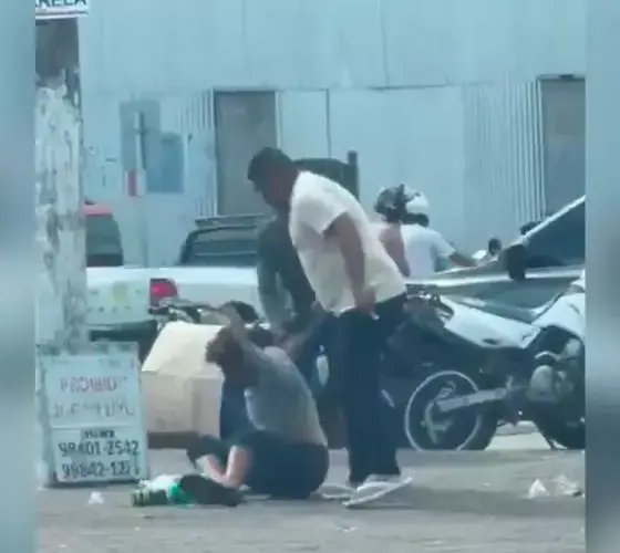 Homem em situação de rua é espancado no Centro de Manaus