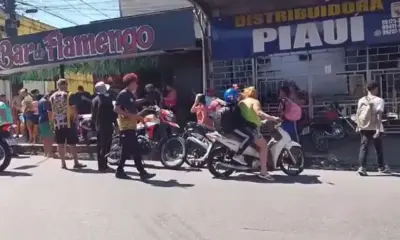 Muro desaba sobre parada de ônibus e deixa homem ferido em Manaus