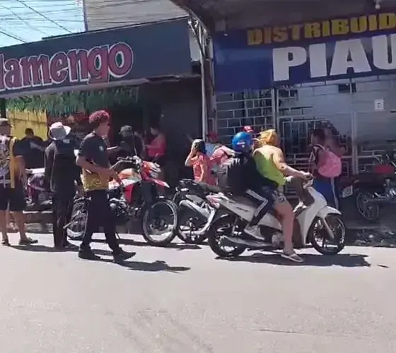 Muro desaba sobre parada de ônibus e deixa homem ferido em Manaus