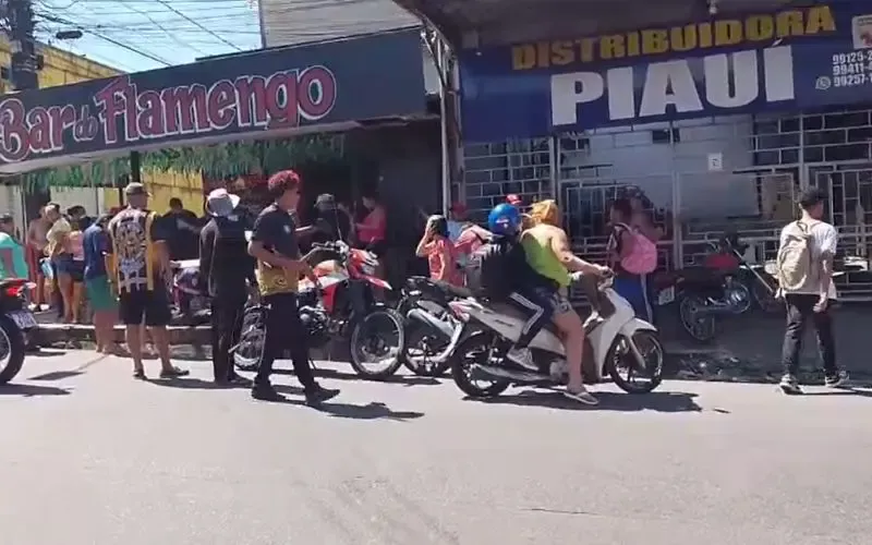 Muro desaba sobre parada de ônibus e deixa homem ferido em Manaus