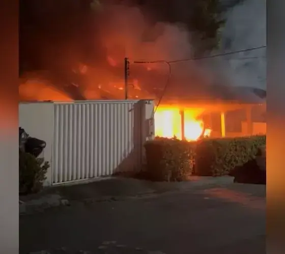Incêndio destrói residência entre os bairros Dom Pedro e Chapada