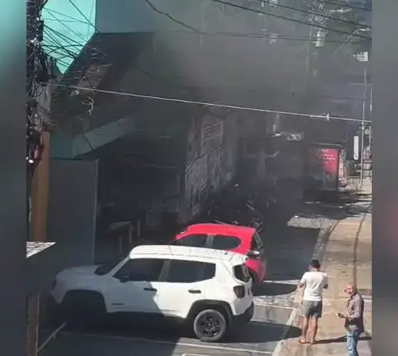 Princípio de incêndio em comércio mobiliza bombeiros na Djalma Batista