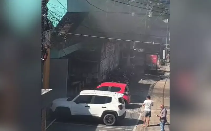 Princípio de incêndio em comércio mobiliza bombeiros na Djalma Batista