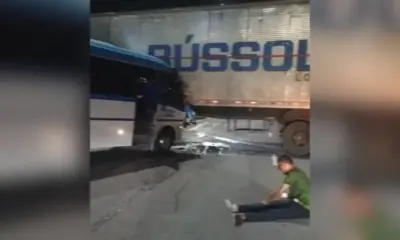 Micro-ônibus e carro colidem com carreta na zona norte de Manaus