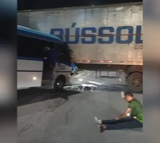 Micro-ônibus e carro colidem com carreta na zona norte de Manaus