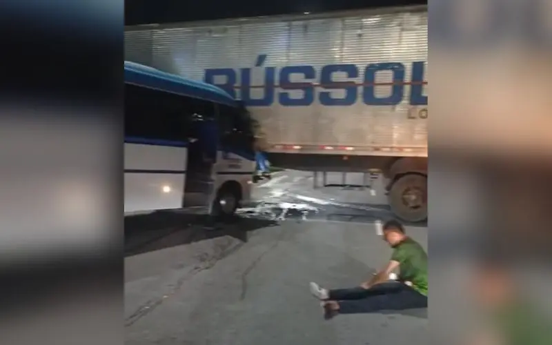 Micro-ônibus e carro colidem com carreta na zona norte de Manaus