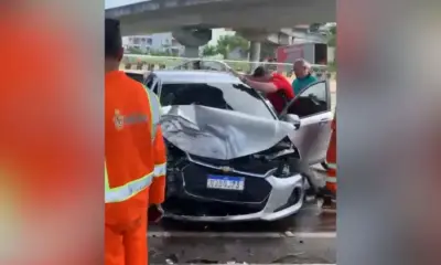 Motorista perde controle e bate carro contra viaduto no Japiim