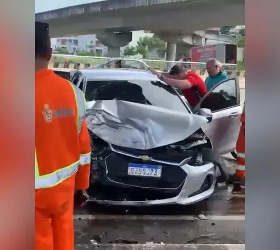 Motorista perde controle e bate carro contra viaduto no Japiim