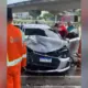 Motorista perde controle e bate carro contra viaduto no Japiim