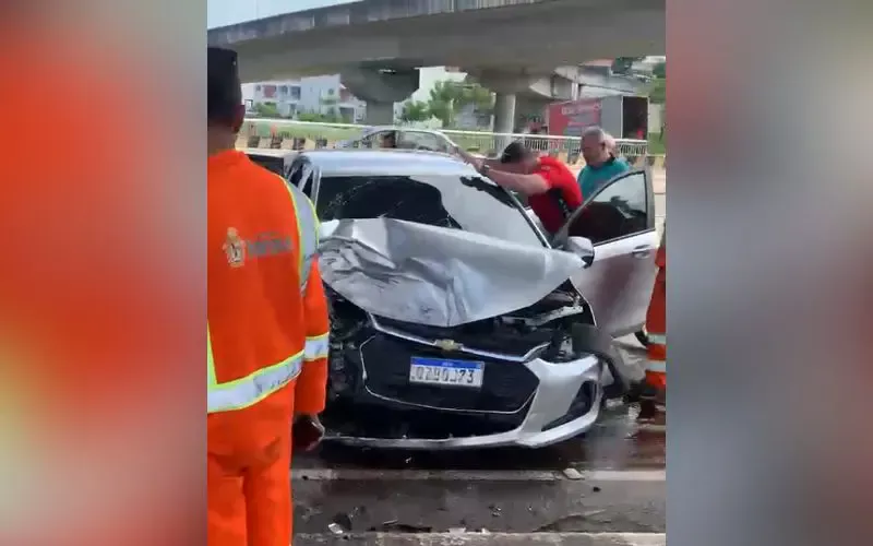 Motorista perde controle e bate carro contra viaduto no Japiim