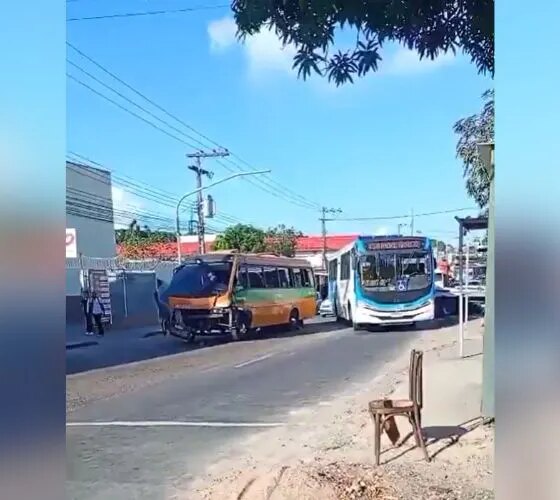 Amarelinho colide na traseira de caminhão do Detran no igarapé do Passarinho
