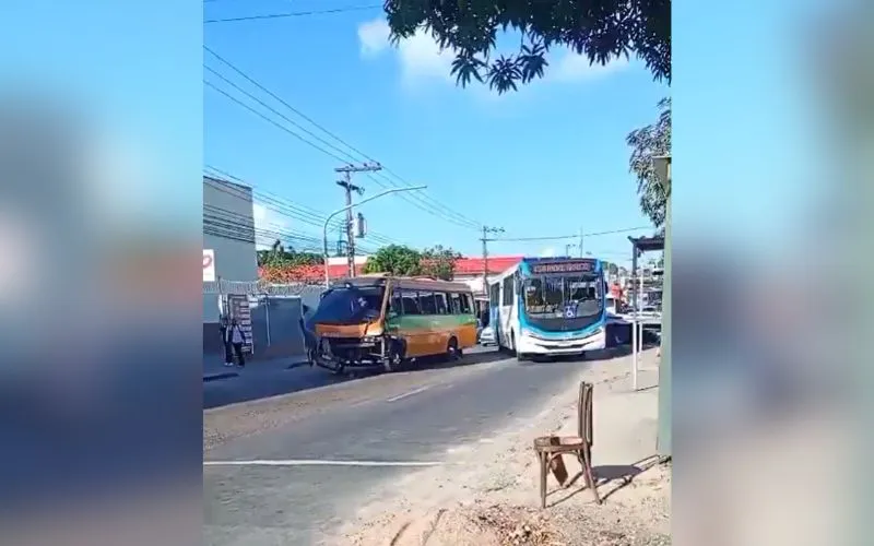 Amarelinho colide na traseira de caminhão do Detran no igarapé do Passarinho