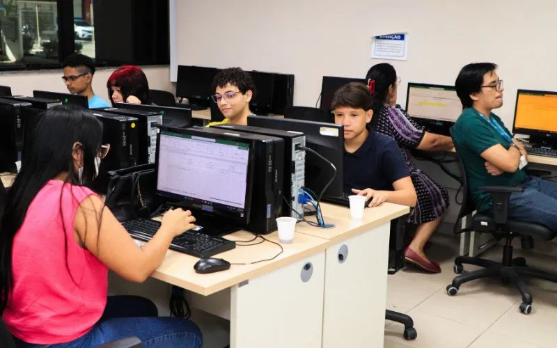 Câmara de Manaus certifica 60 alunos em cursos gratuitos de informática