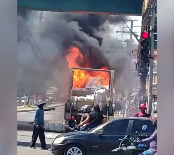 Caminhão pega fogo e assusta motoristas na Avenida Autaz Mirim