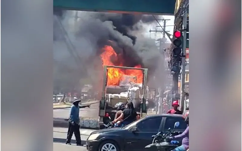 Caminhão pega fogo e assusta motoristas na Avenida Autaz Mirim