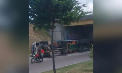 Carreta tomba, derrama óleo e gera vários acidentes na Max Teixeira