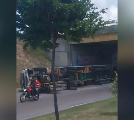 Carreta tomba, derrama óleo e gera vários acidentes na Max Teixeira