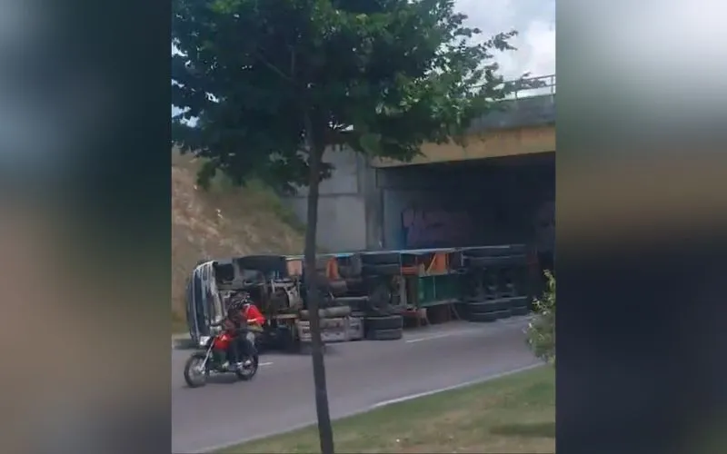 Carreta tomba, derrama óleo e gera vários acidentes na Max Teixeira