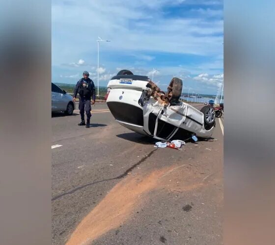 Acidente com carro capotado causa lentidão na Ponte Rio Negro