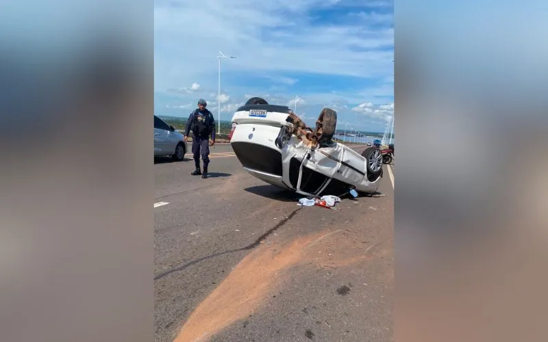 Acidente com carro capotado causa lentidão na Ponte Rio Negro
