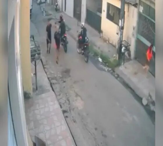 Dupla assalta pedestres em plena luz do dia no bairro Ouro Verde
