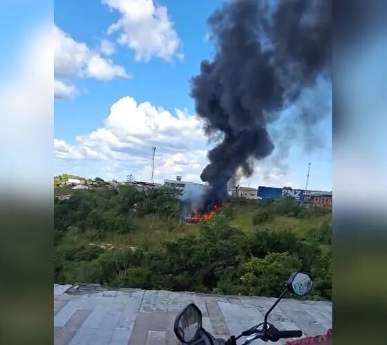 Incêndio em área de vegetação provoca fumaça intensa no Nova Cidade