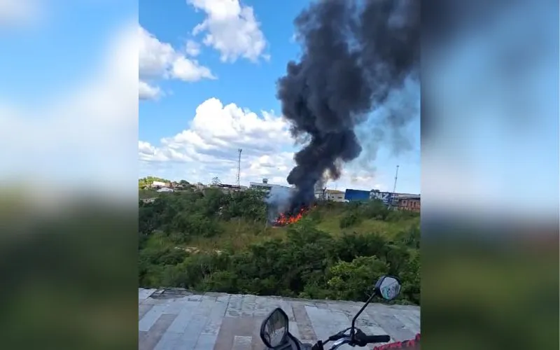 Incêndio em área de vegetação provoca fumaça intensa no Nova Cidade
