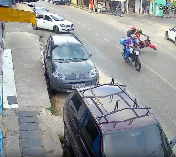 Motociclista tenta ultrapassagem e sofre acidente no Petrópolis