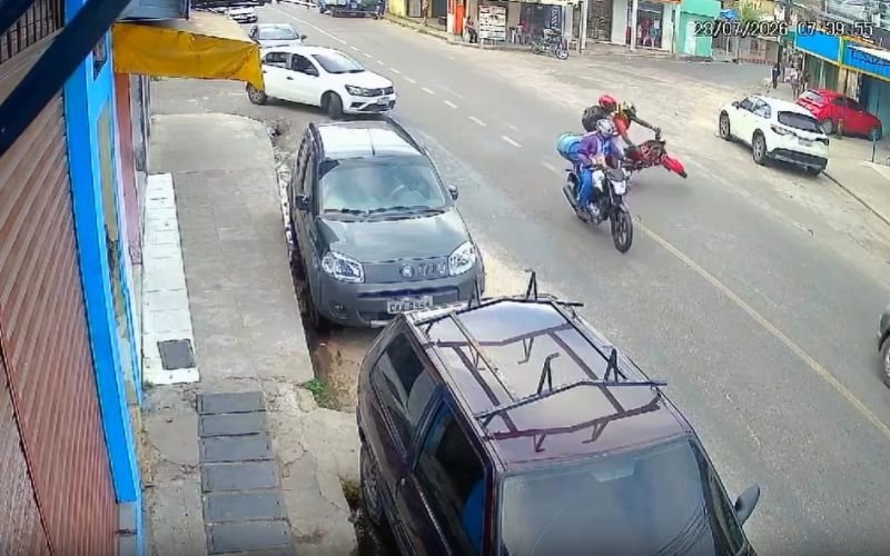 Motociclista tenta ultrapassagem e sofre acidente no Petrópolis