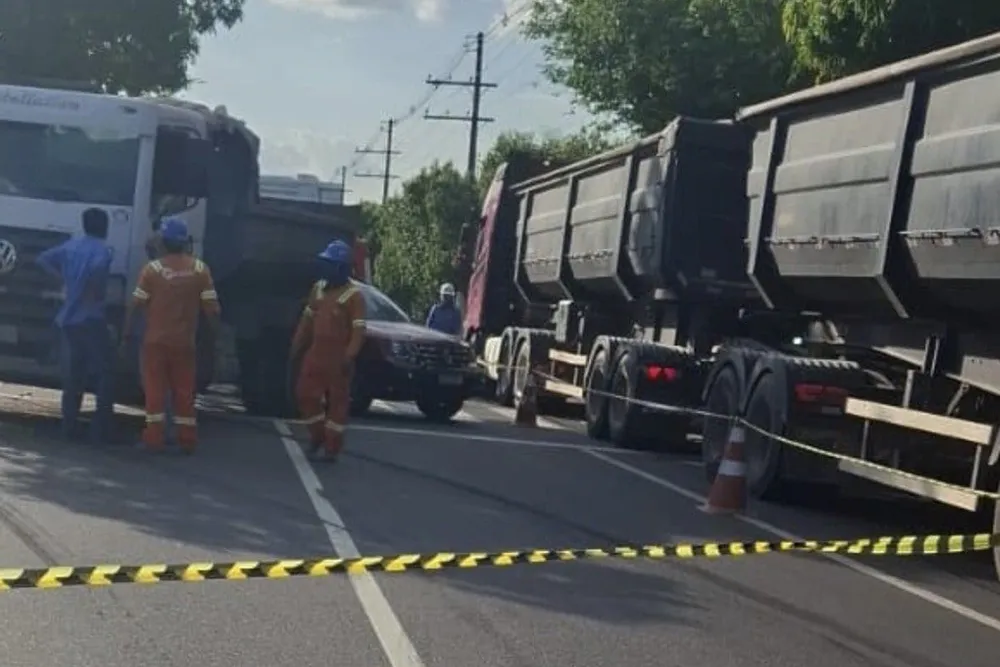 Acidente na Avenida Coronel Teixeira causa congestionamento em Manaus