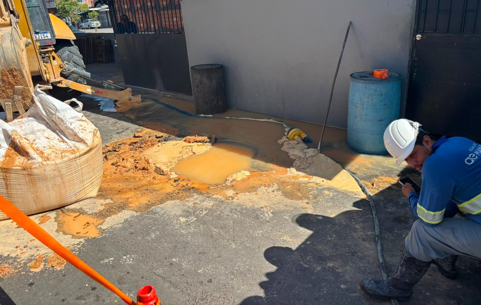 Ageman notifica Águas de Manaus por vazamentos e problemas no asfalto