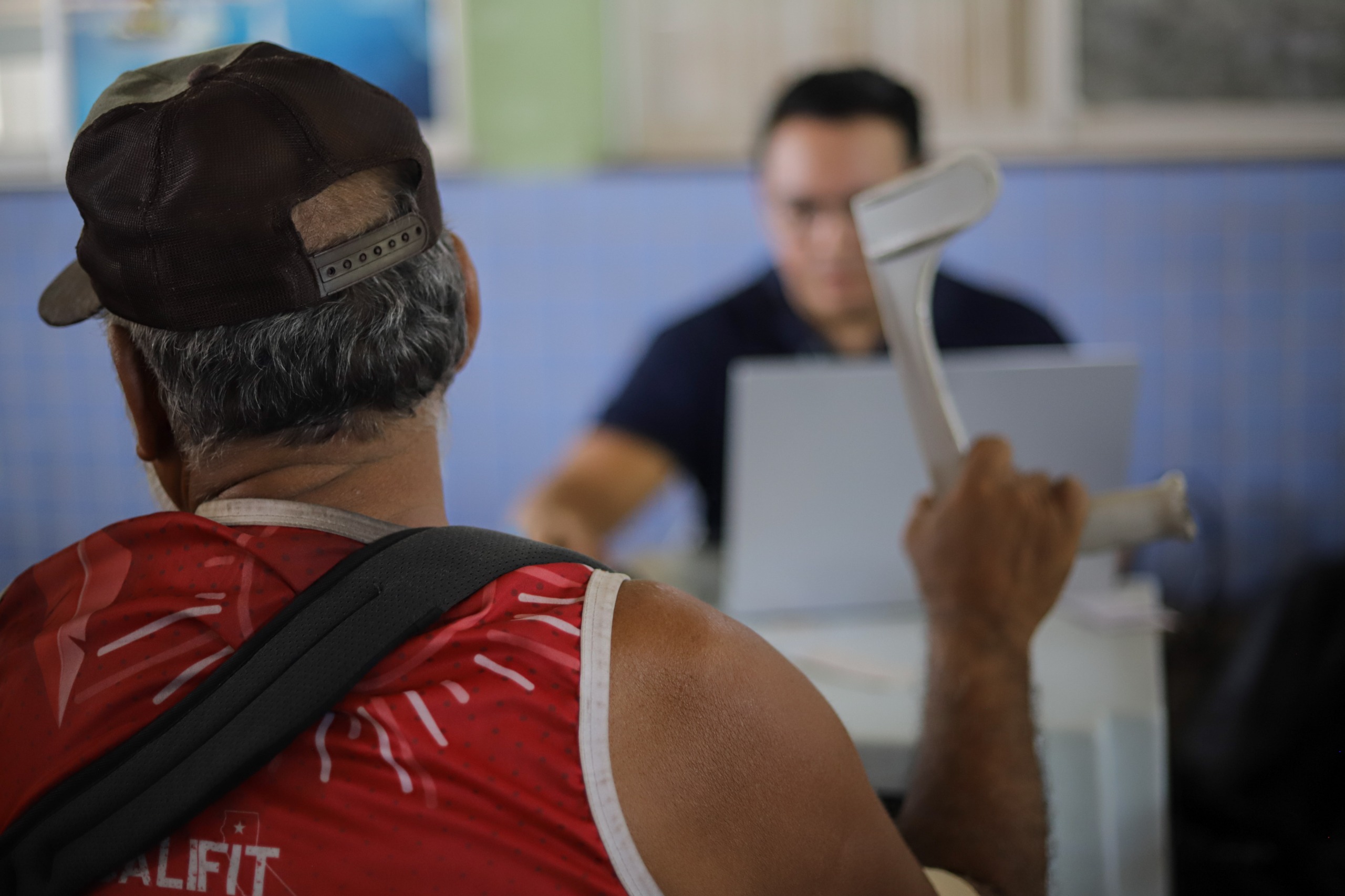 Aos 65 anos e há oito vivendo nas ruas, homem busca recomeço após perder documentos em Manaus