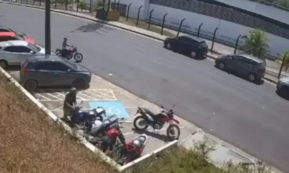 Câmeras registram roubo de motocicleta no Distrito Industrial