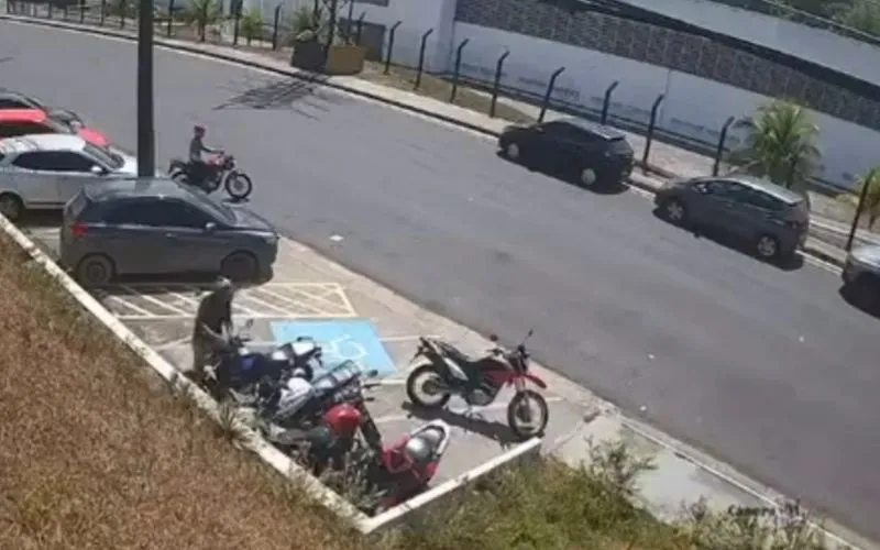 Câmeras registram roubo de motocicleta no Distrito Industrial