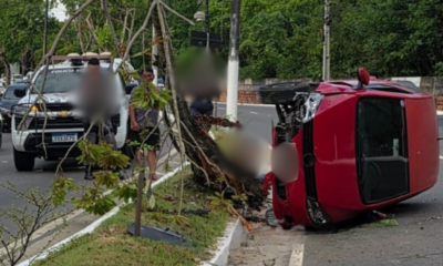 Carro capota e bate em árvore na Avenida do Turismo, em Manaus