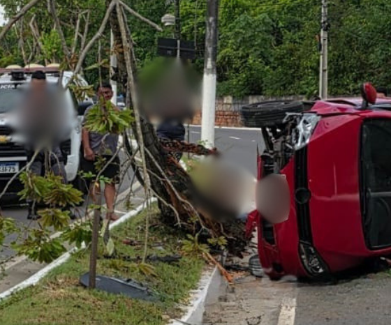 Carro capota e bate em árvore na Avenida do Turismo, em Manaus