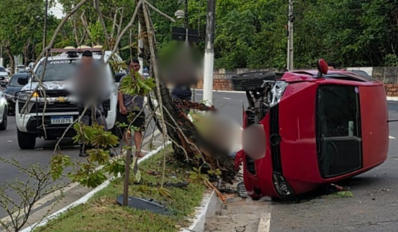 Carro capota e bate em árvore na Avenida do Turismo, em Manaus