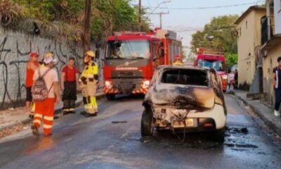 Carro de aplicativo pega fogo durante corrida no bairro Aleixo
