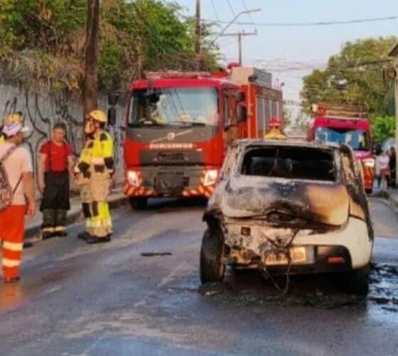 Carro de aplicativo pega fogo durante corrida no bairro Aleixo