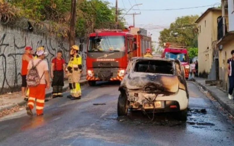 Carro de aplicativo pega fogo durante corrida no bairro Aleixo