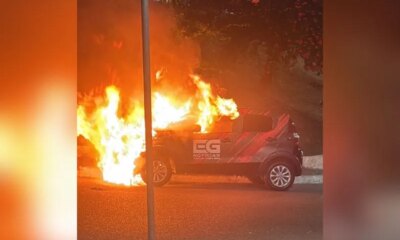 Carro de reportagem pega fogo na avenida Darcy Vargas