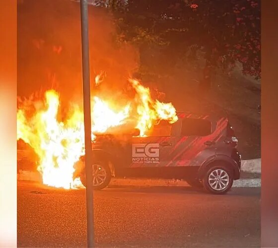 Carro de reportagem pega fogo na avenida Darcy Vargas