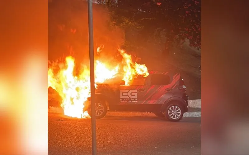 Carro de reportagem pega fogo na avenida Darcy Vargas