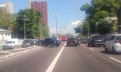 Condutor fica ferido após derrubar poste na Av. Constantino Nery