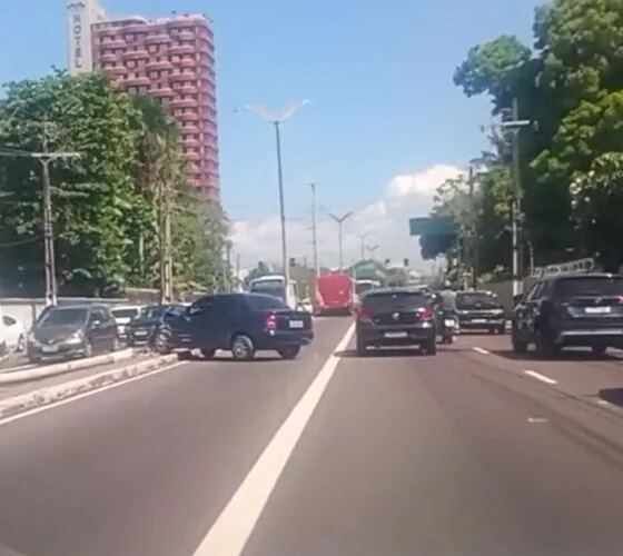 Condutor fica ferido após derrubar poste na Av. Constantino Nery