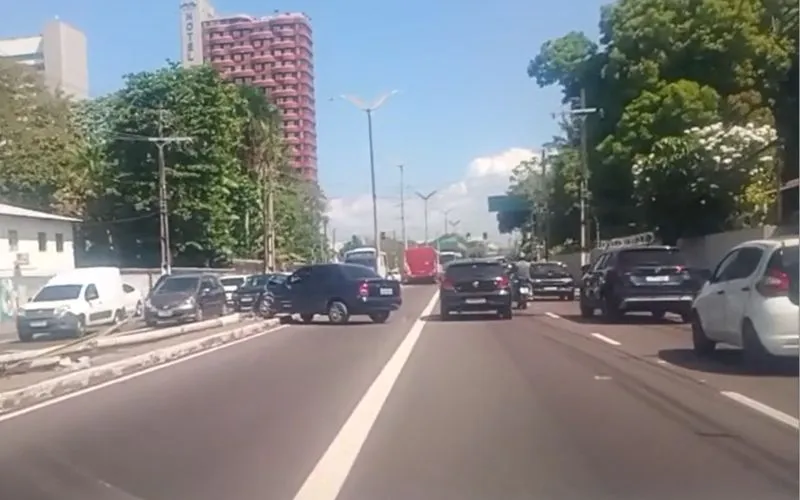 Condutor fica ferido após derrubar poste na Av. Constantino Nery