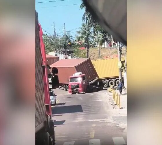 Contêiner tomba em frente ao Porto Chibatão e causa congestionamento
