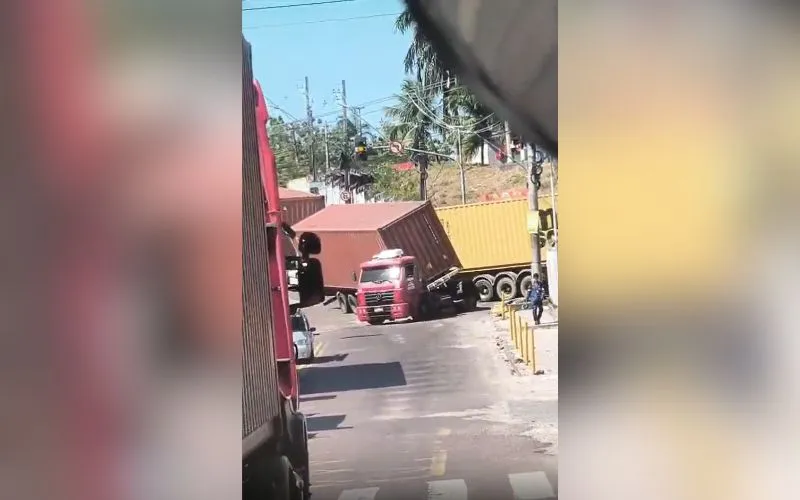Contêiner tomba em frente ao Porto Chibatão e causa congestionamento