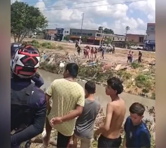 Corpo de homem enrolado em lona é encontrado em igarapé na zona leste de Manaus