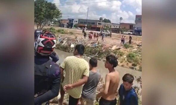 Corpo de homem enrolado em lona é encontrado em igarapé na zona leste de Manaus